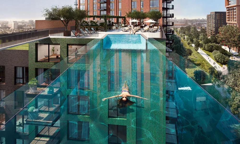 Ο,τι πιο εντυπωσιακό: Πισίνα-«γέφυρα» στο Λονδίνο-H πρώτη που ενώνει δύο κτίρια